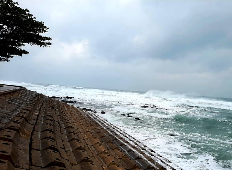 Đảo Cồn Cỏ đang gió giật mạnh, một người bị thương -0