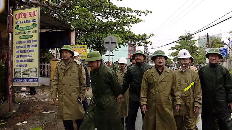 Phó Thủ tướng Trịnh Đình Dũng kiểm tra hiện trường bão số 9 tại tuyến đường ven biển Nguyễn Tất Thành - Đà Nẵng. Ưu tiên bảo vệ tính mạng của người dân, tích cực tìm kiếm 26 thuyền viên mất tích -0