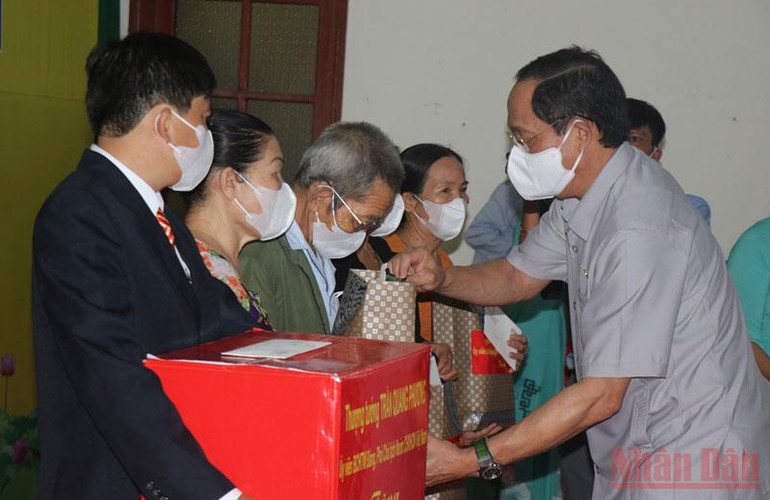 Phó Chủ tịch Quốc hội Trần Quang Phương tặng quà cho các gia đình chính sách, hộ nghèo phường Trương Quang Trọng, TP Quảng Ngãi. Phó Chủ tịch Quốc hội Trần Quang Phương dự kỳ họp chuyên đề Hội đồng nhân dân tỉnh Quảng Ngãi -0