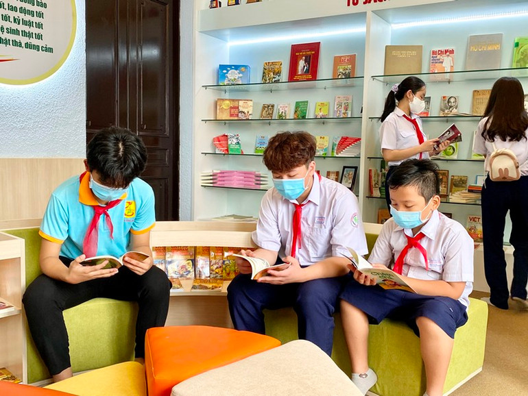 Các bạn đội viên đọc sách tại Không gian thiếu nhi làm theo Năm điều Bác Hồ dạy. Khánh thành “Không gian Bác Hồ với thiếu nhi” -0