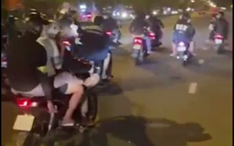 Cả nhóm náo loạn đường phố. Nhóm thanh thiếu niên mang nhiều hung khí náo loạn đường phố -0
