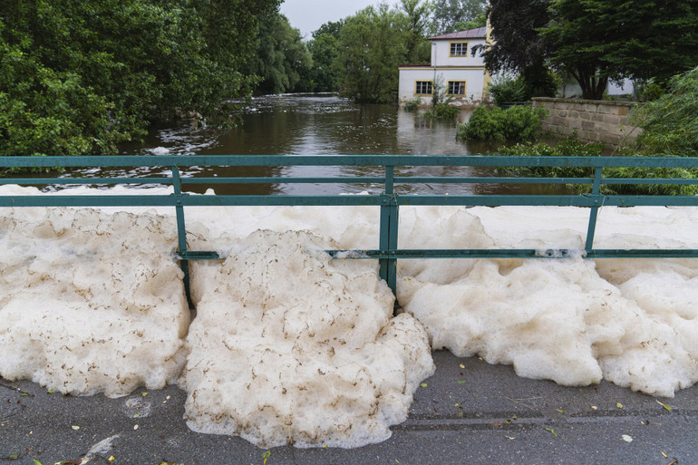 Nước sông Aisch dâng cao, đẩy bọt trắng lên trên cây cầu tại Lauf, Đức. (Ảnh: AP) flood -0