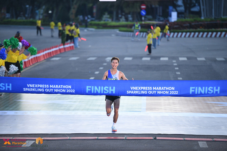 Gần 10.000 người tham gia VnExpress Marathon Sparkling Quy Nhơn 2022 -0