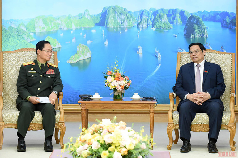 Thủ tướng Phạm Minh Chính và Trung tướng Khamlieng Outhakaysone. Việt Nam và Lào cần tăng cường đoàn kết, hợp tác, giữ vững độc lập, chủ quyền, toàn vẹn lãnh thổ -0