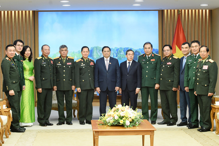 Đoàn đại biểu Việt Nam và Lào chụp ảnh kỷ niệm. Việt Nam và Lào cần tăng cường đoàn kết, hợp tác, giữ vững độc lập, chủ quyền, toàn vẹn lãnh thổ -0