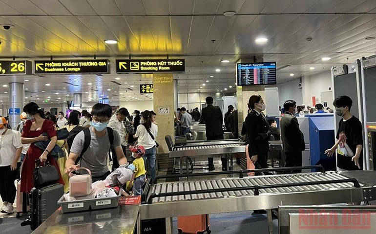 Sân bay Tân Sơn Nhất ngày 30/4. Hai sân bay Nội Bài và Tân Sơn Nhất đón hơn 160 nghìn khách -0