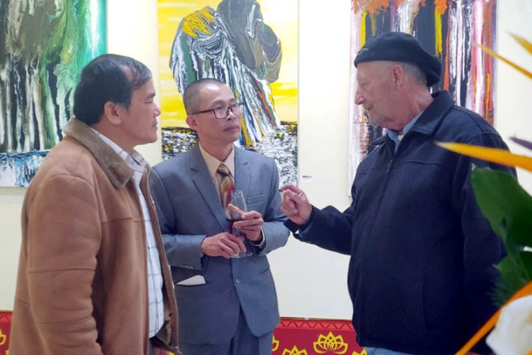 Họa sĩ Võ Trịnh Biện pha màu “Mùa đông” nồng nàn bằng kim tiêm -0