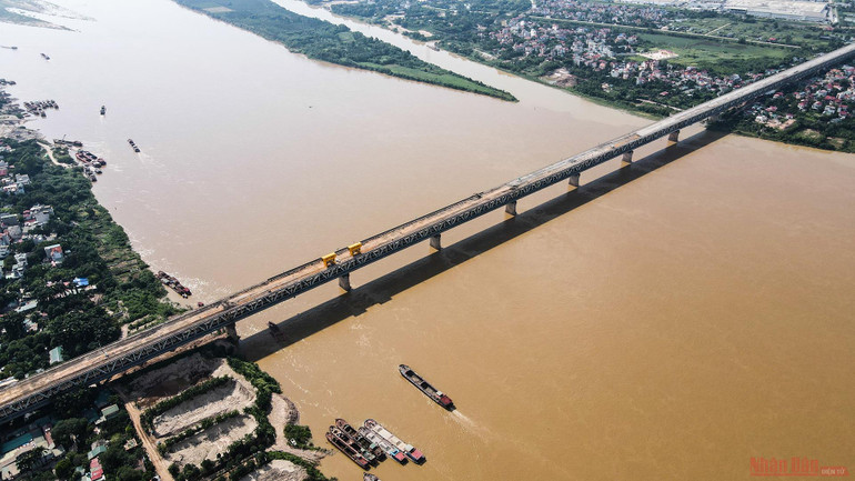 Cận cảnh “đại công trường” sửa chữa, nâng cấp mặt cầu Thăng Long -0