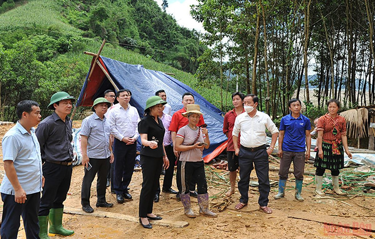 Đồng chí Lê Thị Kim Dung, Phó Bí thư Thường trực Tỉnh ủy, Chủ tịch HĐND tỉnh kiểm tra tình trạng sạt lở đất tại gia đình anh Phạm Hùng Cường thôn Trung Tâm, xã Phúc Thịnh, huyện Chiêm Hóa. Tuyên Quang khẩn trương khắc phục hậu quả mưa lũ -0