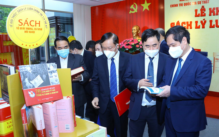 Khai mạc Trưng bày “Sách lý luận, chính trị ¼ thế kỷ” -0