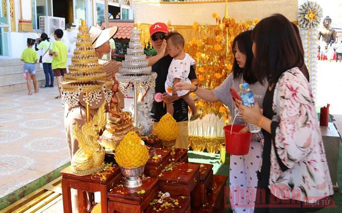 Tết cổ truyền Bun Pi Mày 2564 tại Lào -0