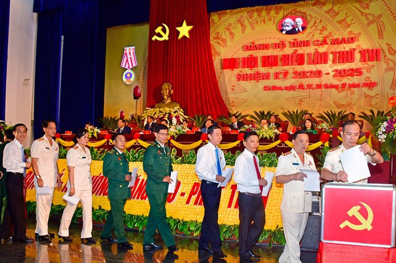 Bỏ phiếu bầu Ban Chấp hành Đảng bộ tỉnh Cà Mau khóa 16, nhiệm kỳ 2020-2025. Đồng chí Nguyễn Tiến Hải tái cử chức Bí thư Tỉnh ủy Cà Mau -0