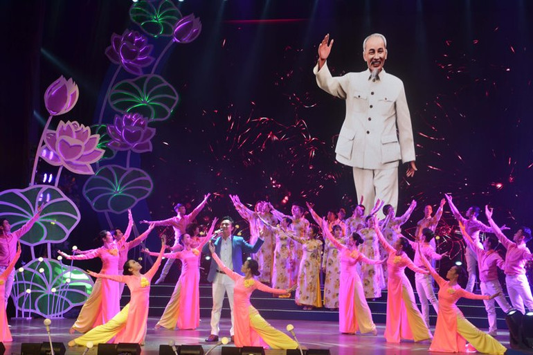 Chương trình nghệ thuật “Tự hào thành phố mang tên Bác” -0