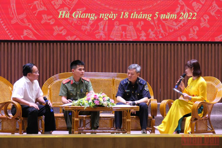 Các cá nhân đạt giải giao lưu, chia sẻ kinh nghiệm với các đại biểu dự buổi lễ. Hà Giang trao giải cuộc thi trắc nghiệm tìm hiểu nghị quyết của Đảng -0