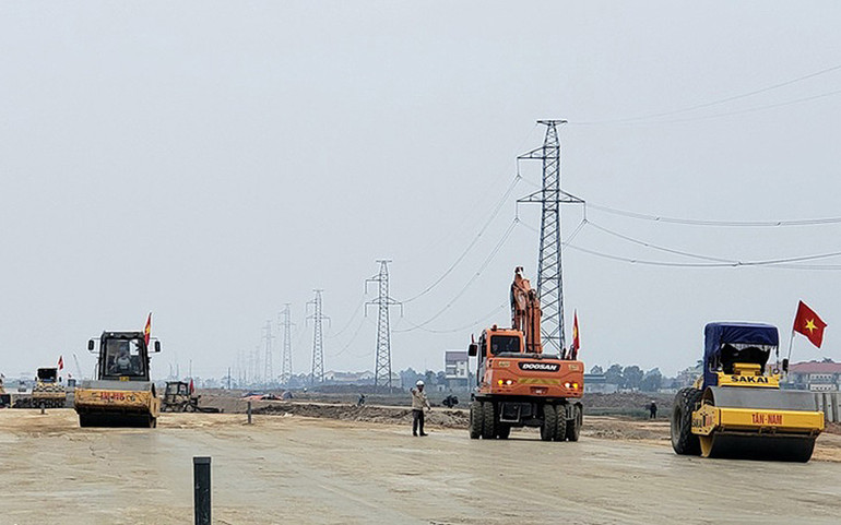 Các nhà thầu tập trung nhân lực và phương tiện đẩy nhanh tiến độ thi công dự án đường bộ cao tốc Bắc-Nam phía Đông, đoạn qua địa bàn tỉnh Nghệ An. Hội nghị giao ban trực tuyến về tình hình triển khai dự án đầu tư xây dựng đường bộ cao tốc Bắc-Nam phía đông giai đoạn 2017-2020 -0