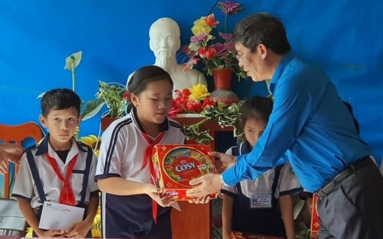 Tết Sum vầy đến với thầy, trò nơi Đất Mũi Cà Mau -0