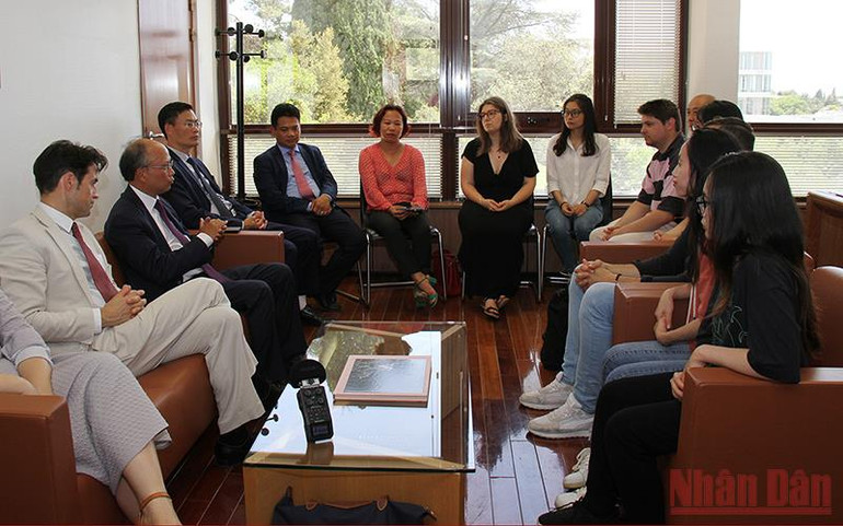 Đại sứ Đinh Toàn Thắng thăm Đại học Paul-Valéry Montpellier và trao đổi với các sinh viên Việt Nam và Pháp tham gia chương trình đào tạo về văn hóa và ngôn ngữ Việt. Tăng cường hợp tác về kinh tế, y tế và giáo dục với thành phố Montpellier (Pháp) -0