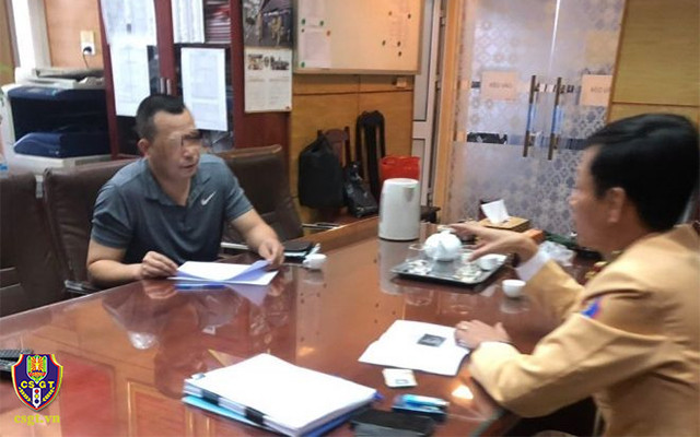 Tước giấy phép lái xe tài xế taxi cố tình vượt rào chắn đường sắt -0