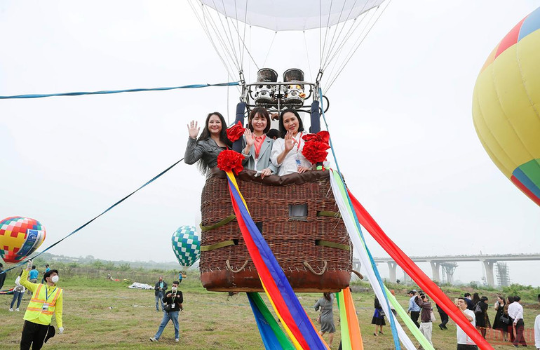 Người Hà Nội vui thích với Lễ hội khinh khí cầu -0