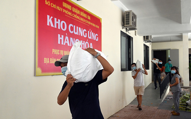 Vận chuyển nhu yếu phẩm hỗ trợ người dân tại khu vực phong tỏa phường Văn Miếu (quận Đống Đa, Hà Nội). Ảnh: MINH HÀ Vượt qua khó khăn, vì ngày mai tươi sáng -0
