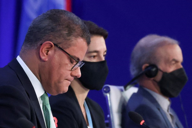 Chủ tịch COP26 Alok Sharma phát biểu bế mạc COP26. (Ảnh: Reuters) Bế mạc COP26: Thế giới đạt thỏa thuận giữ mức nóng lên toàn cầu 1,5 độ C -0