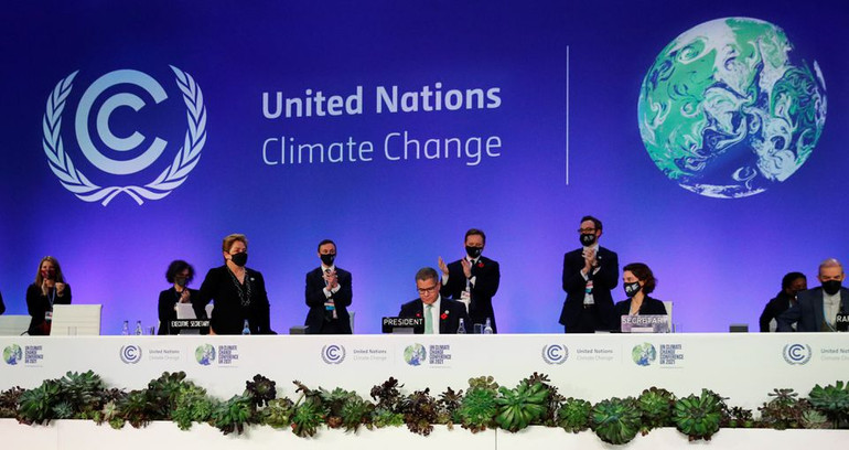 Các đại biểu vỗ tay sau khi Chủ tịch COP26 Alok Sharma phát biểu bế mạc. (Ảnh: Reuters) Bế mạc COP26: Thế giới đạt thỏa thuận giữ mức nóng lên toàn cầu 1,5 độ C -0