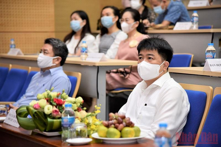 Các đại biểu theo dõi trực tiếp lễ phóng vệ tinh tại Trung tâm Vũ trụ Việt Nam. Tạm hoãn phóng vệ tinh NanoDragon từ Nhật Bản -0