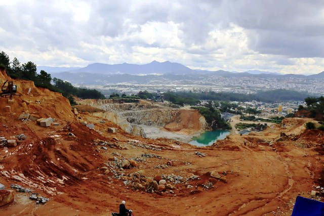 Tự ý “xẻ núi” mở đường khai thác khoáng sản -0