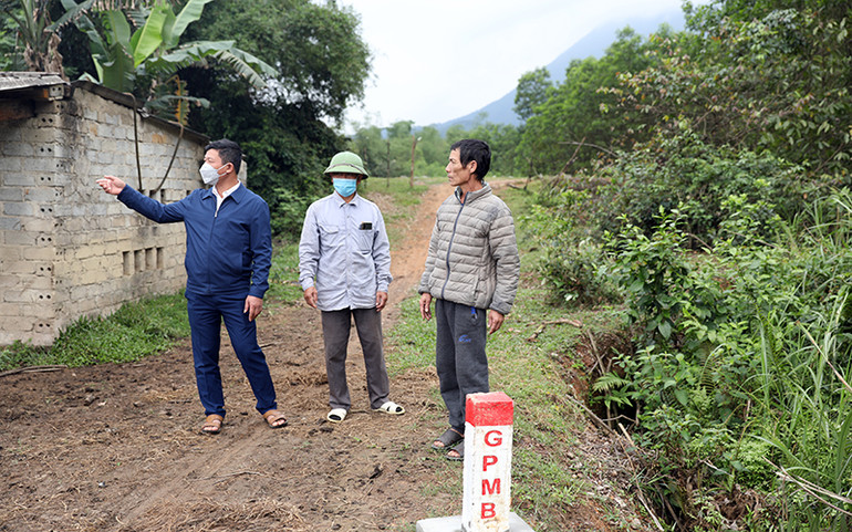 Cán bộ xã Kỳ Hoa, thị xã Kỳ Anh (Hà Tĩnh) và người dân cùng kiểm tra mốc địa giới giải phóng mặt bằng dự án đường cao tốc bắc-nam. Gỡ vướng trong thi công đường cao tốc qua Nghệ An, Hà Tĩnh -0