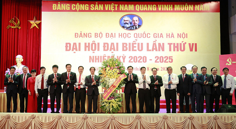 Lãnh đạo Thành ủy Hà Nội tặng hoa chúc mừng đại hội. (Ảnh: DUY LINH) Xây dựng Đại học Quốc gia Hà Nội phát triển ngang tầm khu vực và quốc tế -0
