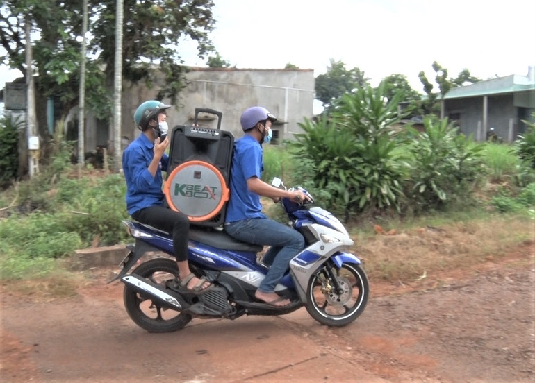 Thanh niên Gia Lai chở loa đi tuyên truyền người dân cài Bluezone. Thấm đẫm màu áo xanh tình nguyện trong chiến dịch vận động cài Bluezone -0