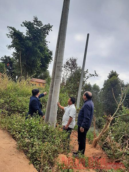 Cột chôn đầu bản, điện treo nơi nào? -0