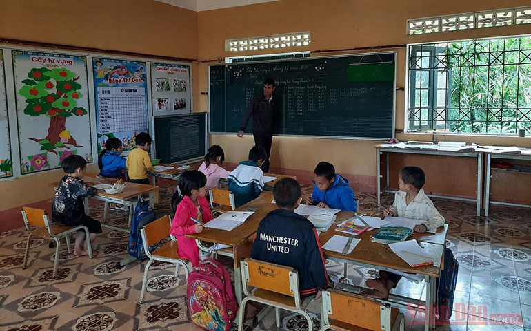 Cột chôn đầu bản, điện treo nơi nào? -0