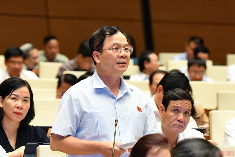 Đại biểu Khuất Việt Dũng phát biểu thảo luận. (Ảnh: NGUYÊN KHOA) Kỳ vọng 2 dự án đường vành đai quan trọng quốc gia sớm triển khai thực hiện -0