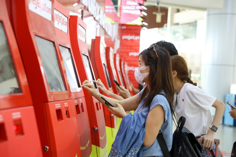 “Vì không có quá nhiều hành lý, nên tôi chọn tự làm thủ tục cho nhanh không phải xếp hàng còn kịp giờ ra máy bay về quê”, chị Minh Hương ở Nha Trang chia sẻ. Sân bay Nội Bài đông nghẹt người rời thủ đô đi nghỉ lễ 30-4 và 1-5 -7