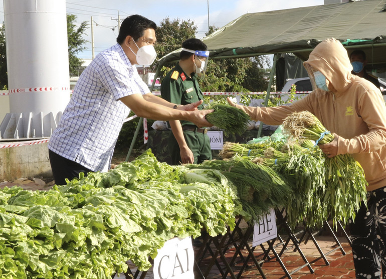 “Phiên chợ 0 đồng” đến với nhân dân biên giới -0