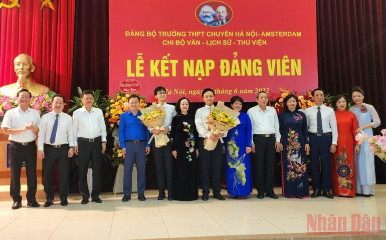 Các đại biểu chụp ảnh lưu niệm với hai đảng viên trẻ. (Ảnh: SƠN BÁCH) Đồng chí Trương Thị Mai dự Lễ kết nạp Đảng viên mới tại trường chuyên Hà Nội-Amsterdam -0