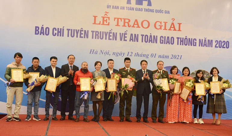 Trao 35 giải thưởng “Báo chí tuyên truyền về an toàn giao thông” năm 2020 ảnh 1 Trao 35 giải thưởng “Báo chí tuyên truyền về an toàn giao thông” năm 2020 -0