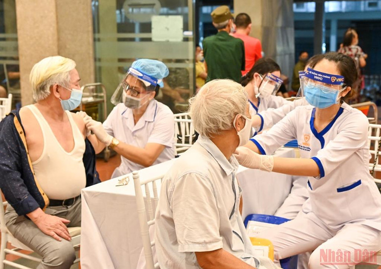 Xuyên đêm tiêm vaccine cho người cao tuổi, người có bệnh nền tại Hà Nội -0