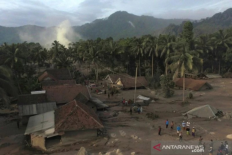Hàng chục ngôi nhà tại làng Sumberwuluh bị ngập sâu và hư hại do tro bụi từ núi lửa Semeru phun trào, ngày 4/12/2021. (Ảnh: Antara) Núi lửa phun trào ở Indonesia, ít nhất 13 người thiệt mạng -0