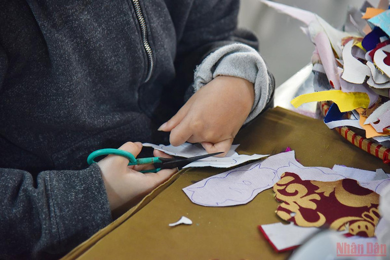 Bức tranh vải vụn hoàn hảo của những người thợ khiếm khuyết -0