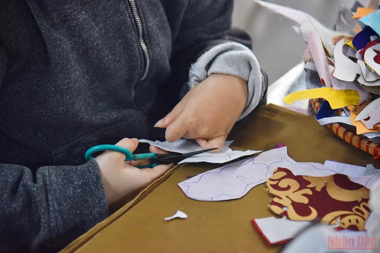 Bức tranh vải vụn hoàn hảo của những người thợ khiếm khuyết -0