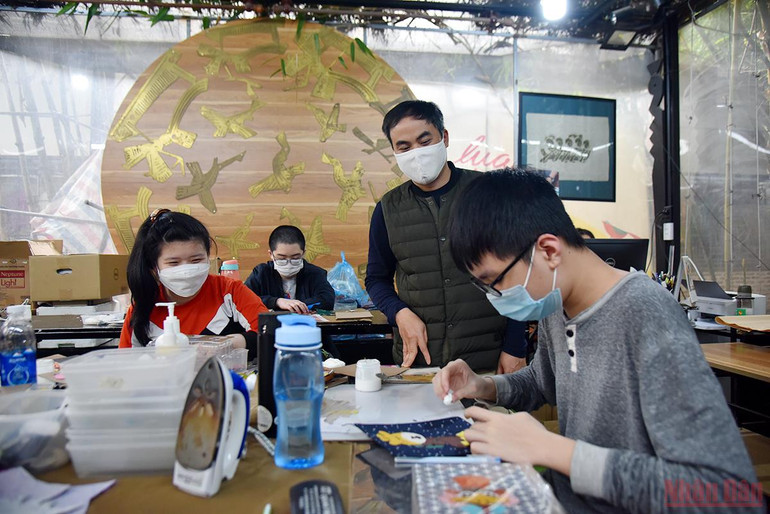 Bức tranh vải vụn hoàn hảo của những người thợ khiếm khuyết -0