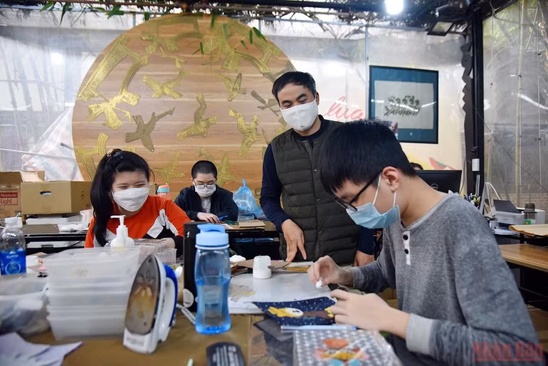 Bức tranh vải vụn hoàn hảo của những người thợ khiếm khuyết -0