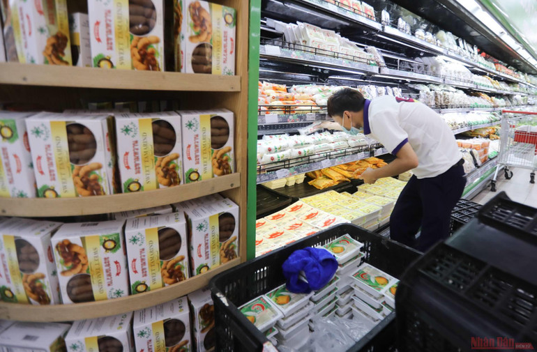 Hà Nội: Hàng hóa siêu thị dồi dào, chợ dân sinh không thiếu hàng tươi sống -0