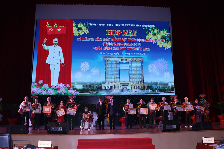 Lãnh đạo tỉnh Bình Dương trao Huy hiệu Đảng tặng các đồng chí nguyên là cán bộ lãnh đạo tỉnh qua các thời kỳ. Bình Dương kỷ niệm 92 năm Ngày thành lập Đảng -0