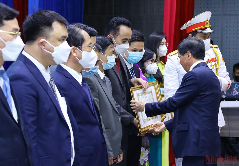 Trao bằng khen của Bộ Nội vụ cho các cá nhân có thành tích xuất sắc trong công tác góp phần xây dựng và phát triển Đại học Nội vụ Hà Nội. (Ảnh: Thành Đạt) Lễ kỷ niệm 50 năm ngày truyền thống trường Đại học Nôi vụ Hà Nội và đón nhận Huân chương Lao động hạng Nhất -3