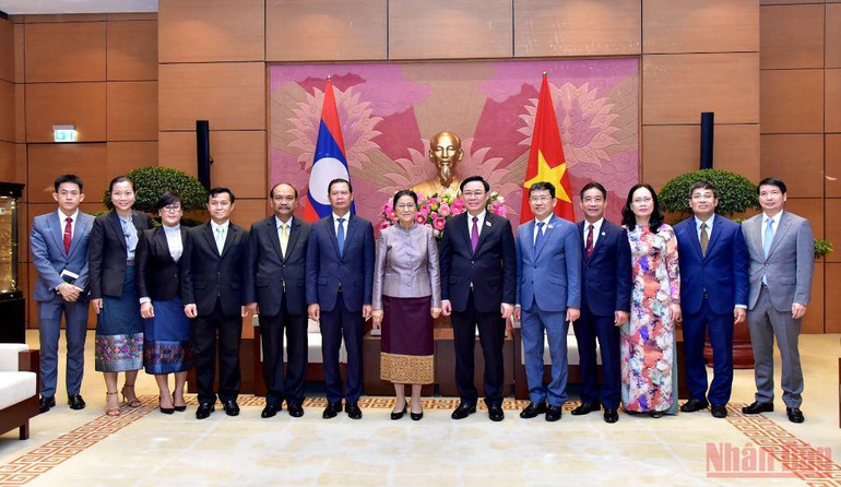 Hình ảnh Chủ tịch Quốc hội Vương Đình Huệ tiếp Phó Chủ tịch nước Lào Pany Yathotou -0