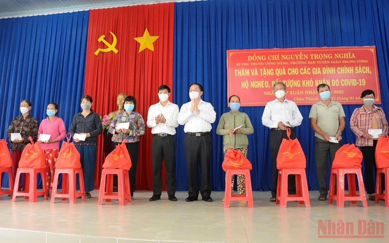 Đồng chí Nguyễn Trọng Nghĩa tặng quà các gia đình chính sách, hộ nghèo, đối tượng khó khăn do Covid-19 ở xã Thái Bình, huyện Châu Thành (Tây Ninh). Trưởng Ban Tuyên giáo Trung ương Nguyễn Trọng Nghĩa thăm, chúc Tết tại Tây Ninh -0