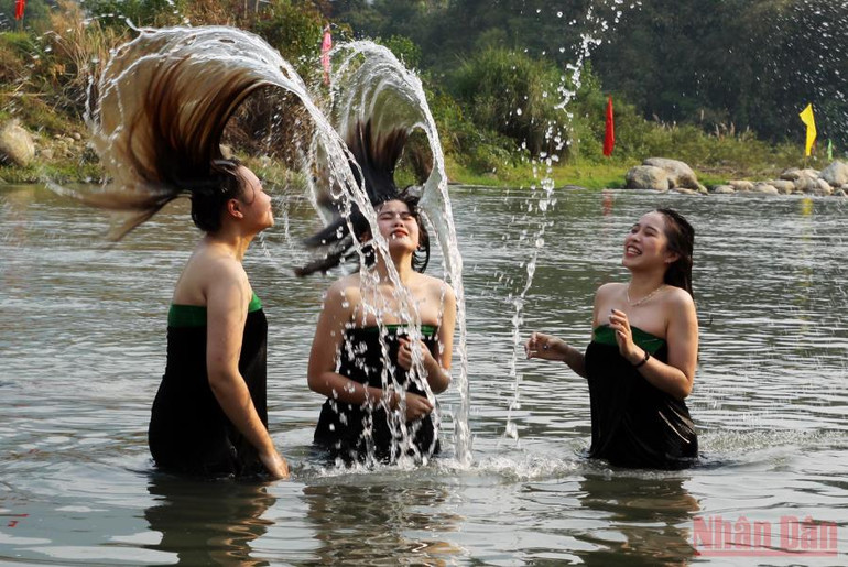 Một phần vẻ đẹp của người con gái Thái gắn liền với nguồn nước và những con suối. Về Lai Châu vui hội té nước, gội đầu -0